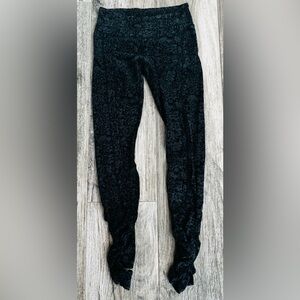Prana Gray Patterned Joggers Leggings Ruched Stirrup Foot Black Floral